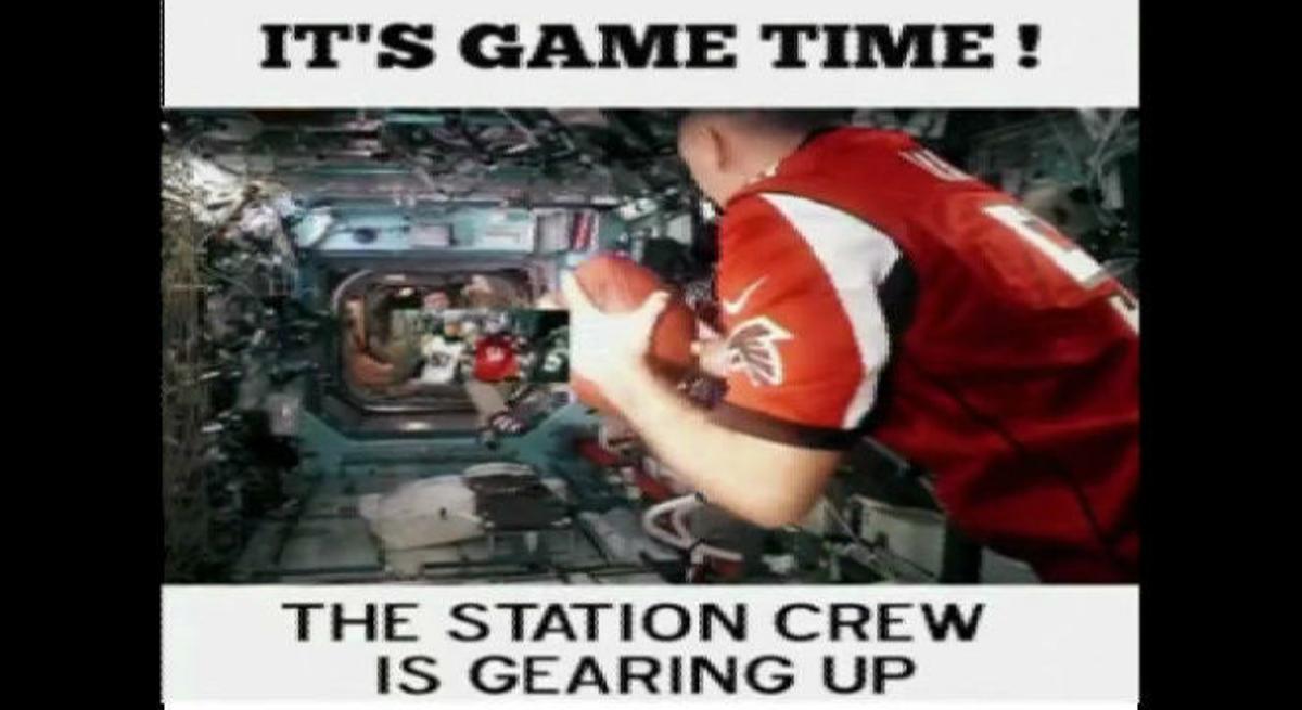 Los astronautas de la EEI se lanzan una pelota de fútbol americano a lo largo de la Espación Espacial Internacional.