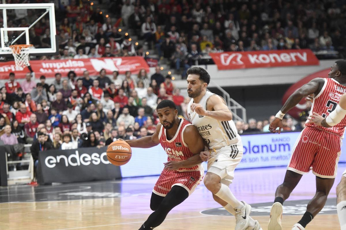 Facundo Campazzo defiende a David DeJulius en el UCAM Murcia-Real Madrid