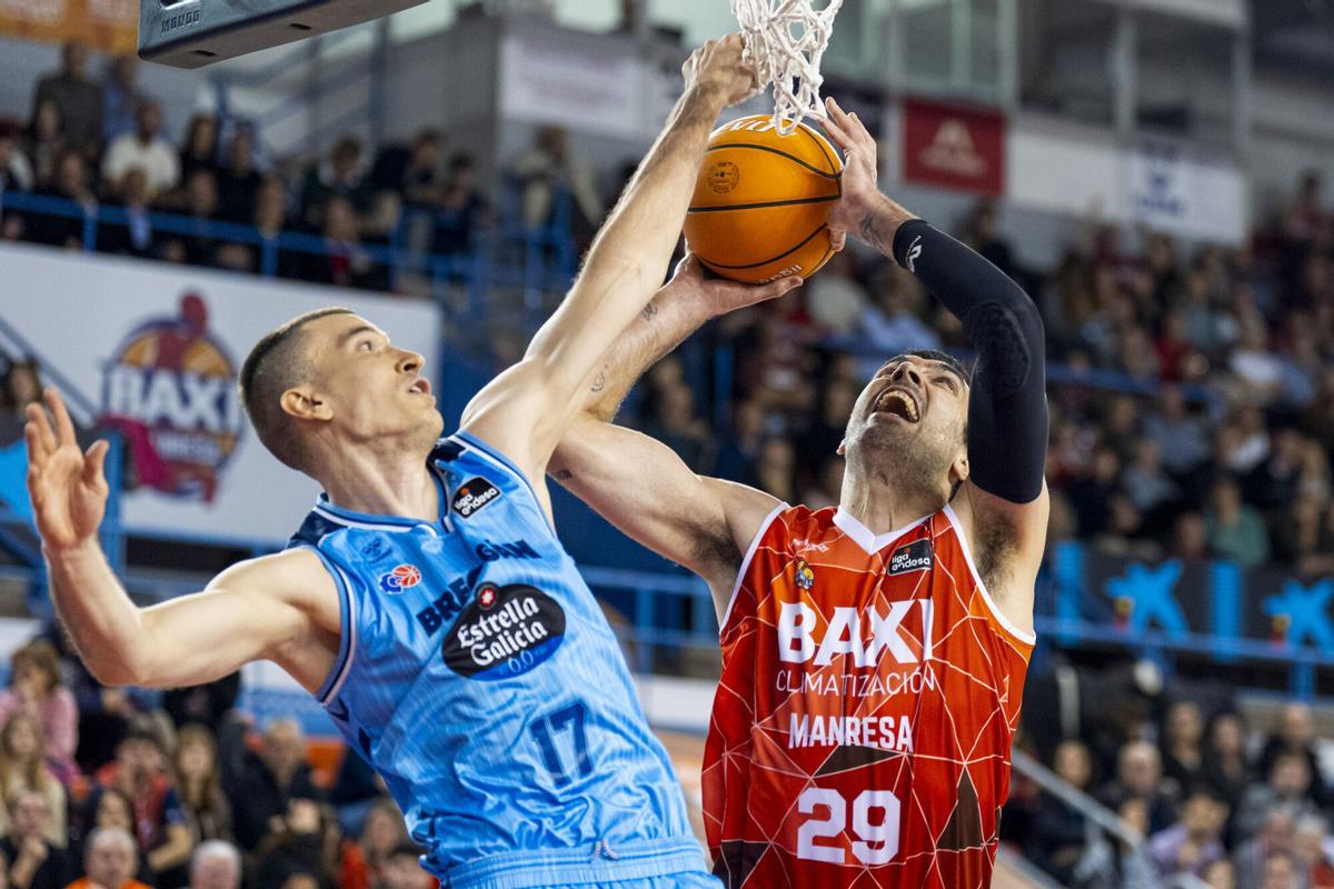 Pierre Oriola trata de anotar bajo el aro del Río Breogán