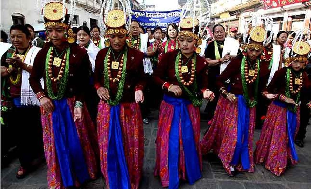 Un grup de joves nepaleses de la comunitat indígena Gurung celebren l’arribada d’un nou any amb la fira Tamu Lhosar a Kàtmandu (Nepal).