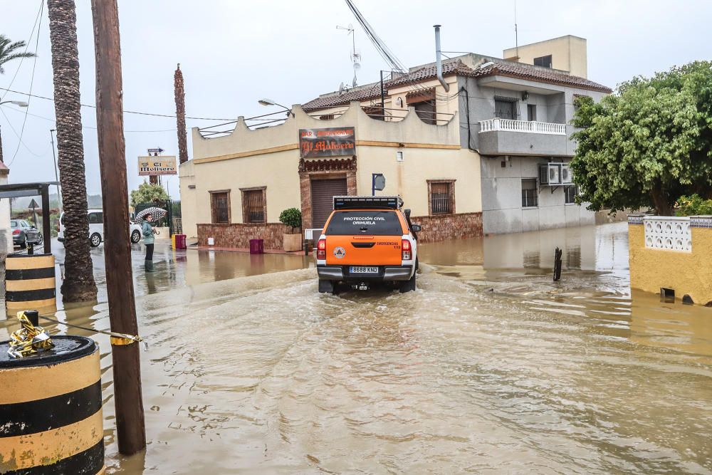 Las lluvias torrenciales anegan Torrevieja.