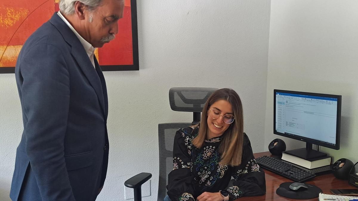 Los abogados Enrique González de Vallejo y Alicia Alfonso Díaz, en su despacho de Badajoz.