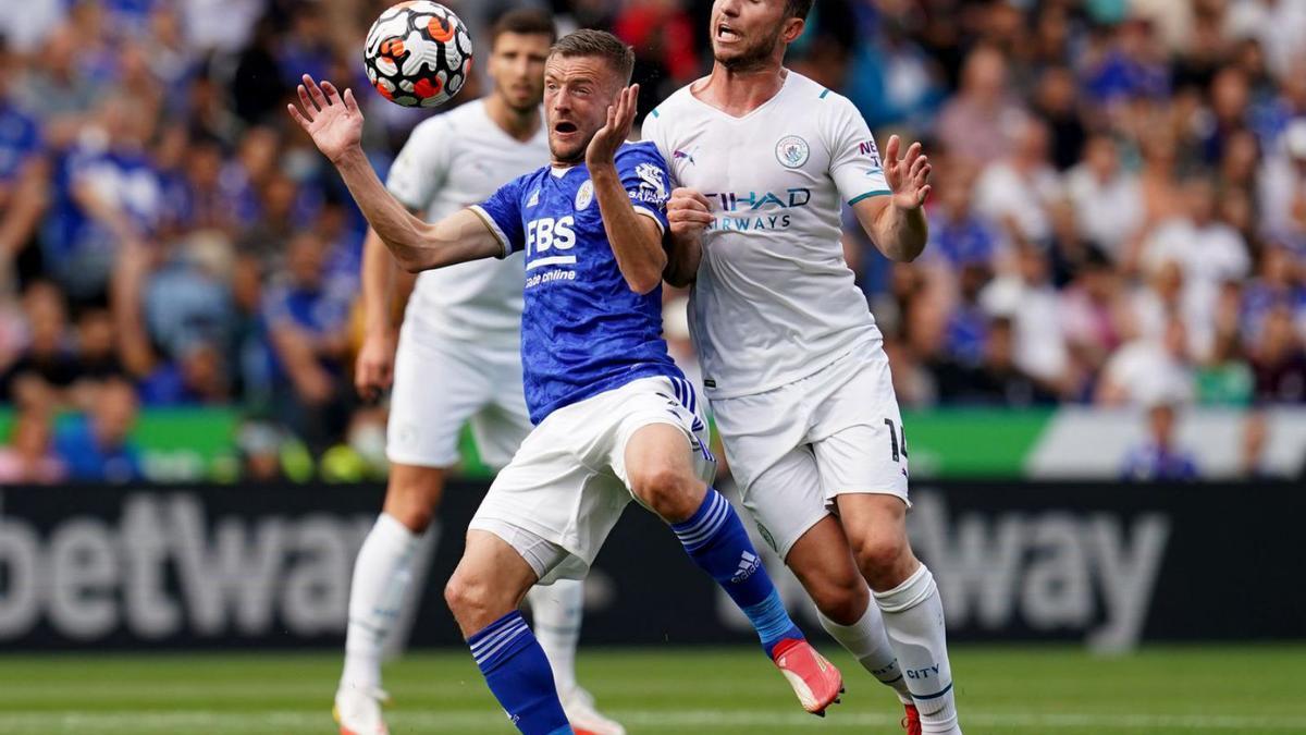 Vardy y Laporte pelean por un balón en un Leicester-Manchester City. // REUTERS