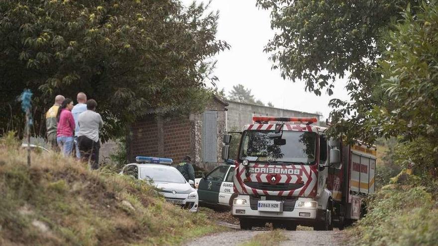 Bomberos y Guardia Civil, ante la casa incendiada. // Jesús Regal