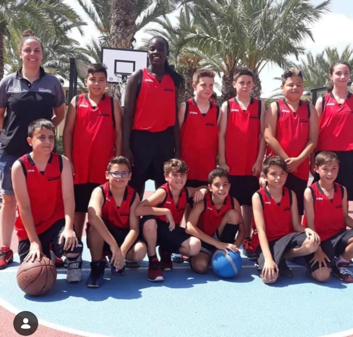 Awa Fam, junto a sus compañeros y su entrenadora Marina Guilló.