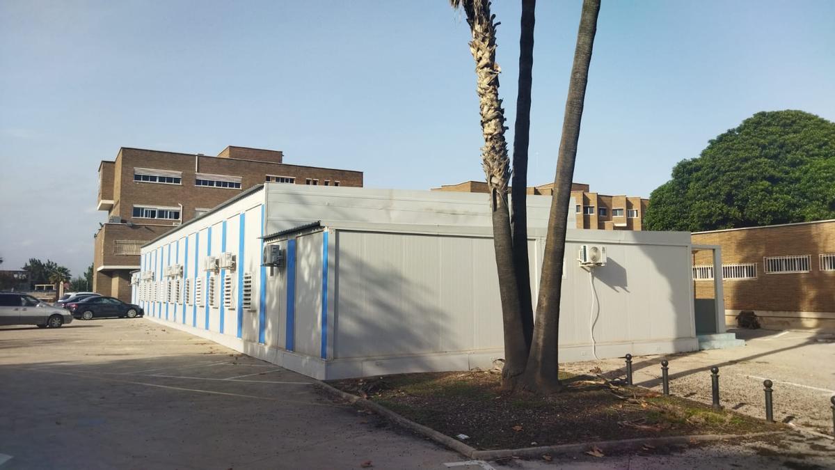 Escuela Superior de Arte Dramático y Danza de València, junto a los barracones que la acompañan.