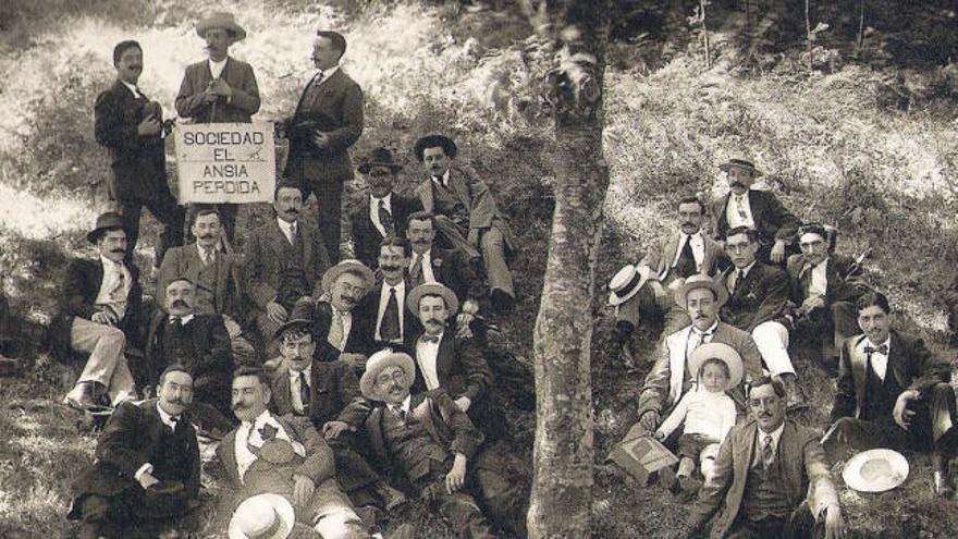 Miembros de la Sociedad &quot;El Ansia Perdida&quot; durante una jornada de asueto.    // A. PACHECO