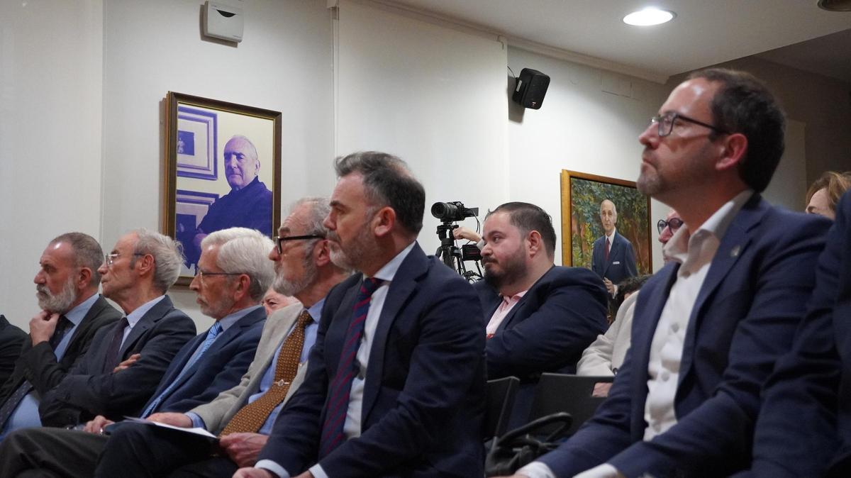 Unas ochenta personas llenaron la sala y la entrada del CVC donde se habilitaron sillas.