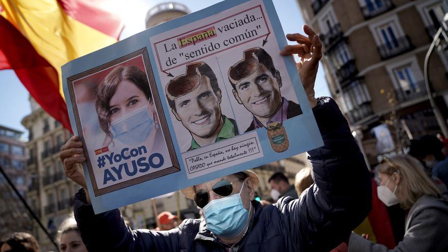 Unas 3.000 personas protestan contra Casado y a favor de Ayuso ante la sede del PP