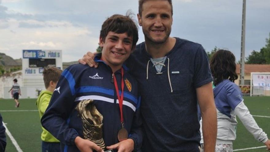 Azón, con Gurpegi recogiendo un premio en el torneo de Andosilla en 2015.