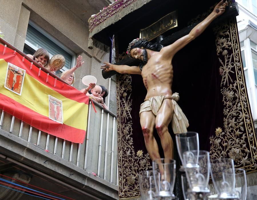 Miles de fieles acompañan a la imagen del nazareno en la tradicional procesión por el centro de la ciudad con principio y final en la Colegiata.