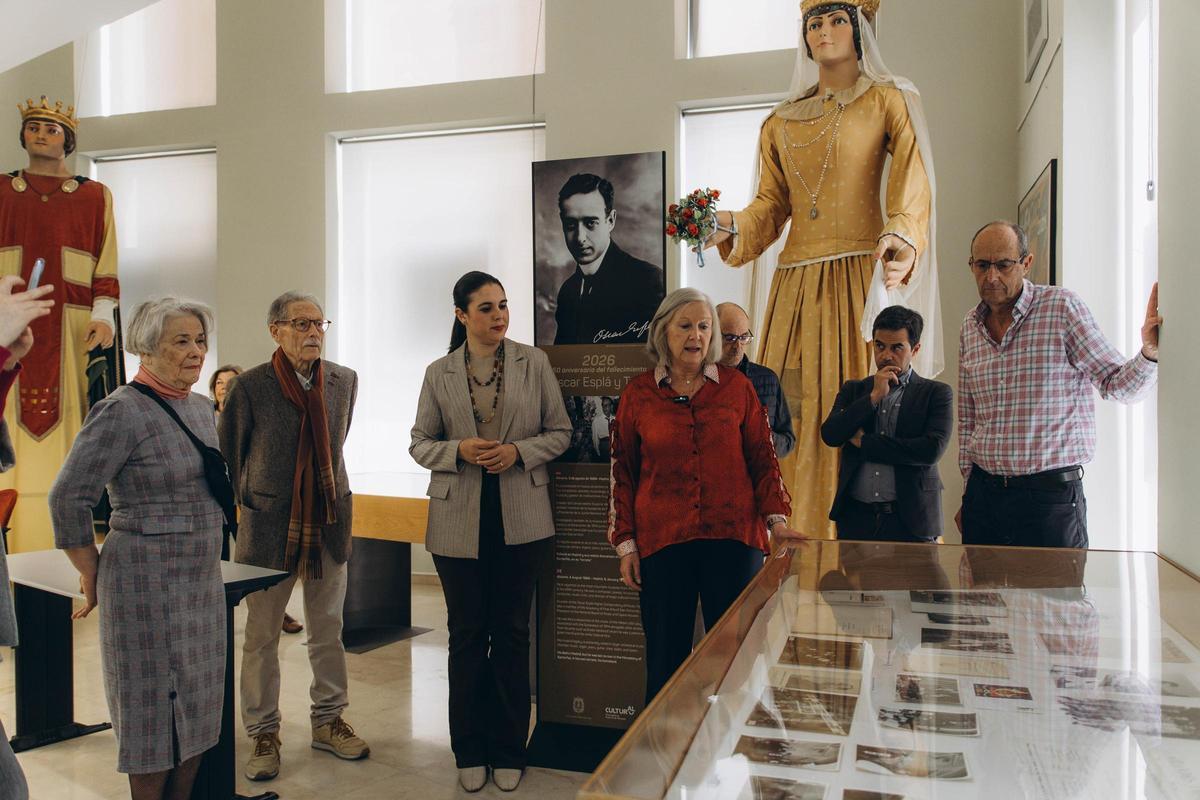 La concejala de Cultura, Nayma Beldjilali, escuchando las palabras de la archivera Susana Llorens sobre Oscar Esplá.