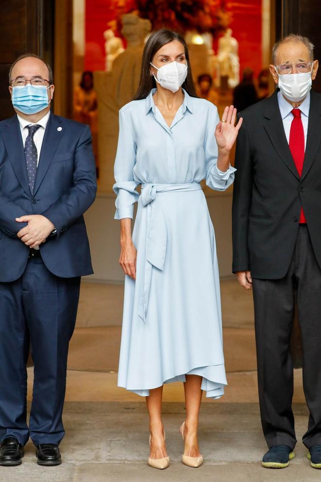 La reina Letizia con vestido azul celeste camisero de Pedro del Hierro