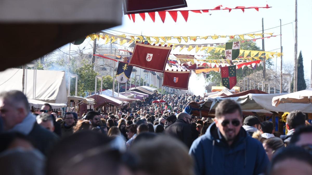 Los cordobeses han vuelto a abarrotar este domingo el Mercado Renacentista.