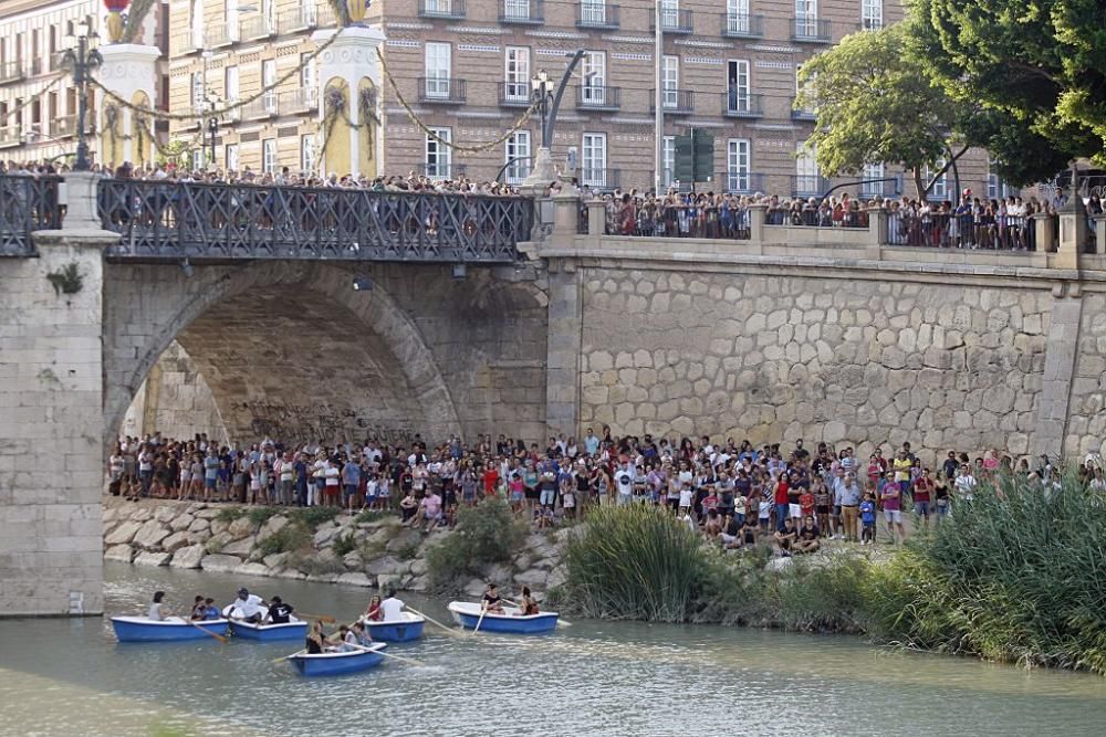 Un funambulista cruza el río Segura a su paso por Murcia