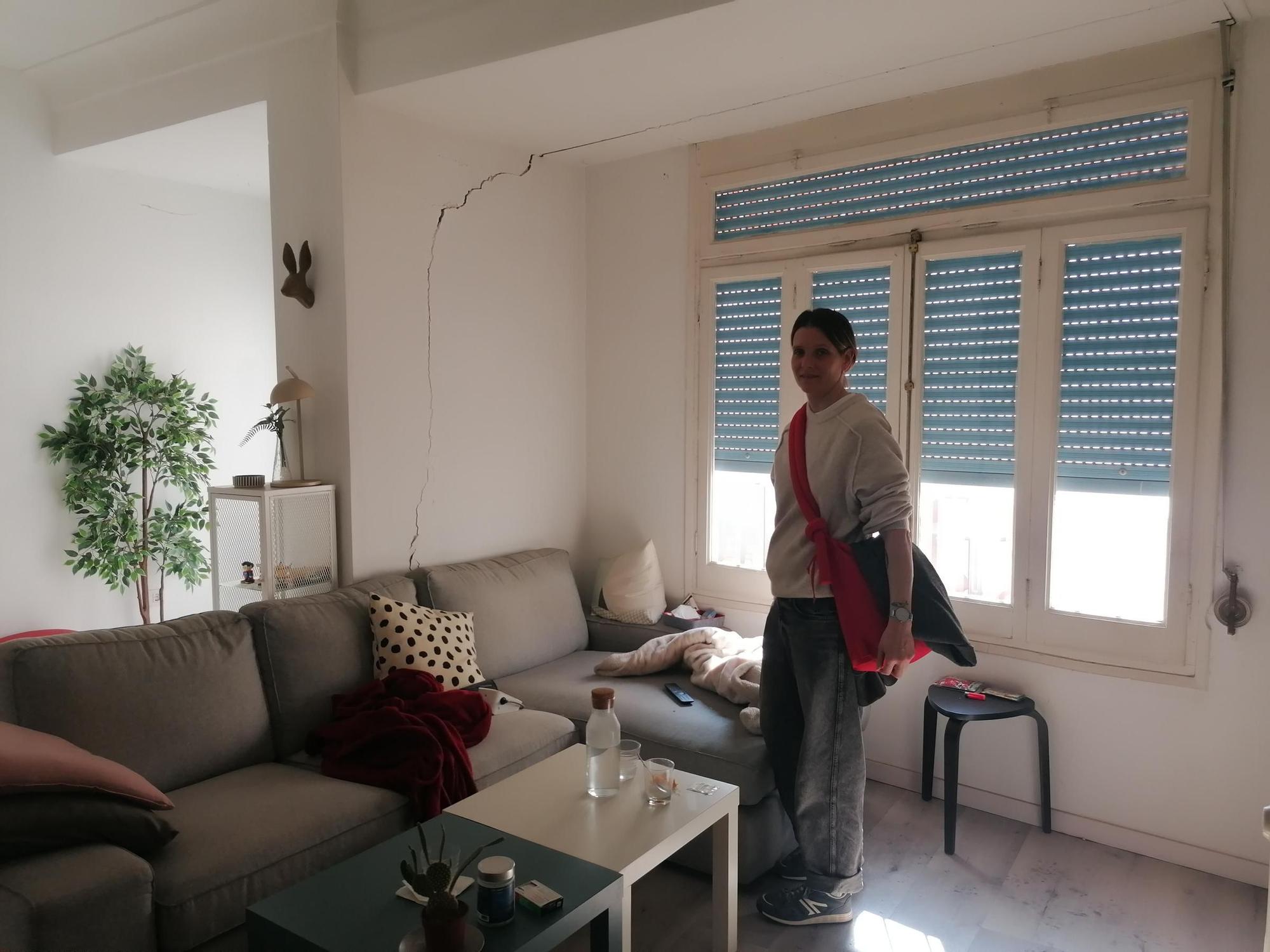 El fuego subió por las bajantes como se aprecia en el desagüe ennegrido de la ducha