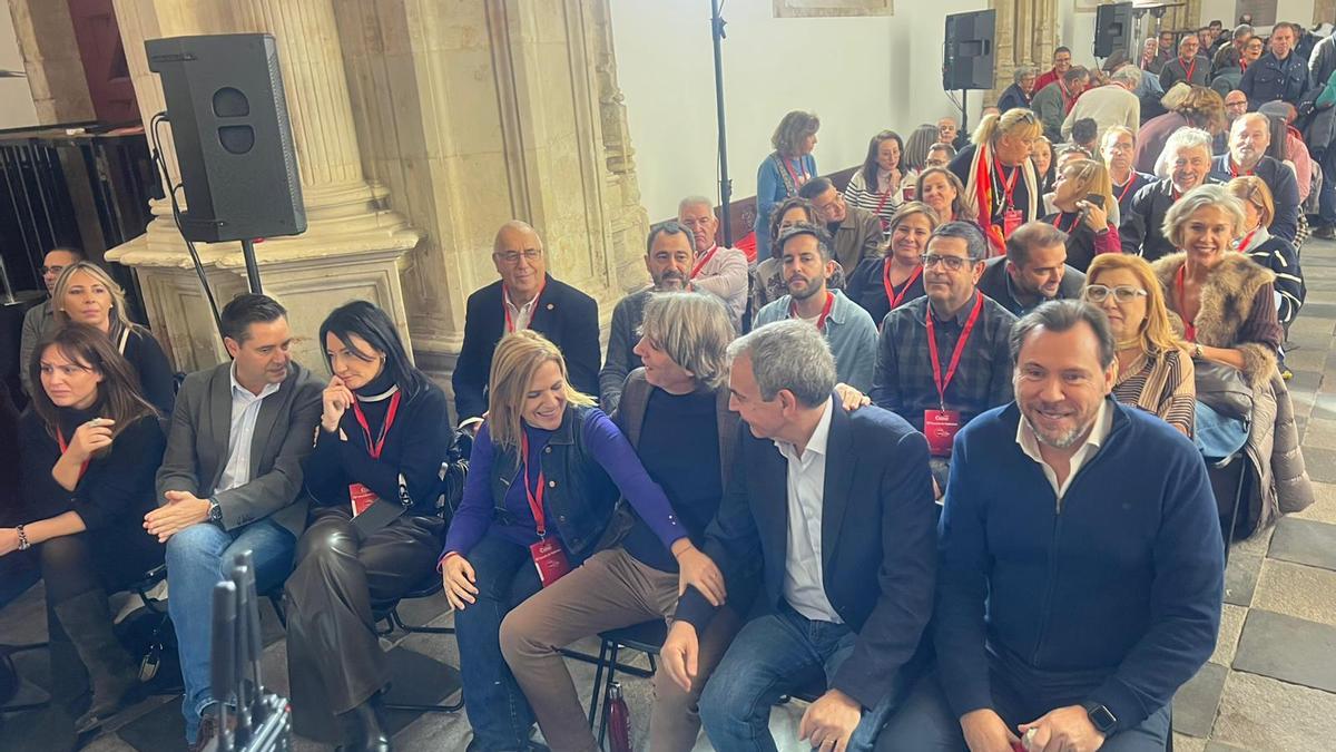 Pilar bernabé, en el centro, junto a Carlos Martínez, José Luís Rodríguez Zapatero y Óscar Puente en Salamanca.