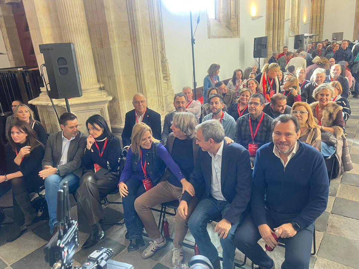 Pilar bernabé, en el centro, junto a Carlos Martínez, José Luís Rodríguez Zapatero y Óscar Puente en Salamanca.