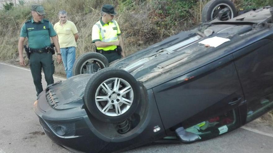 El vehículo siniestrado en Cortegada. // FdV