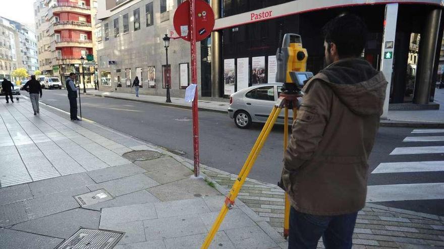 Trabajos de levantamiento topográfico ayer en la plaza de Galicia. // Iñaki Abella