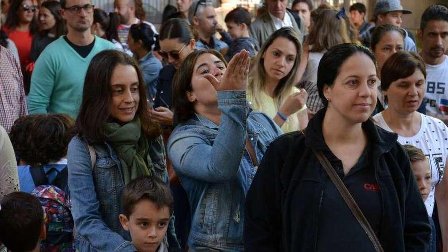 Los padres se agolpaban a las 9.00 horas de la mañana en las puertas de los colegios para acompañar a sus hijos. // Gustavo Santos