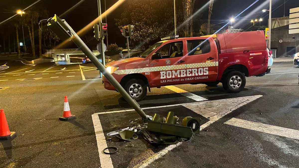 Un coche se lleva por delante un semáforo en Las Palmas de Gran Canaria