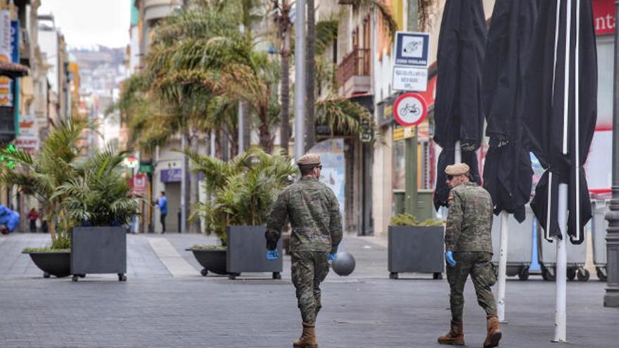 Militares patrullan las casi desérticas calles de Santa Cruz de Tenerife.