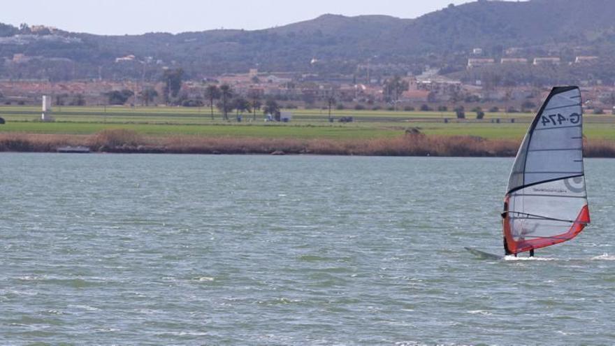 Un windsurfista practicando deporte en el Mar Menor, en una imagen reciente.