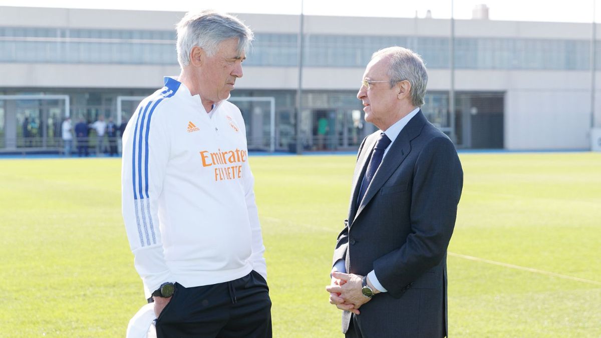 Ancelotti y Florentino hablando durante un entrenamiento
