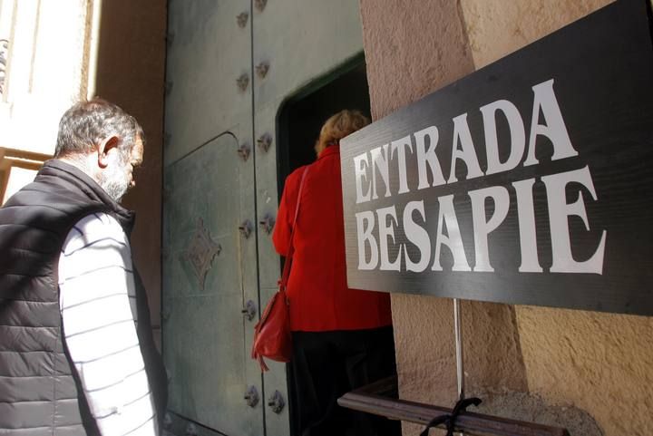 Besapie del Cristo de Medinaceli en Cartagena