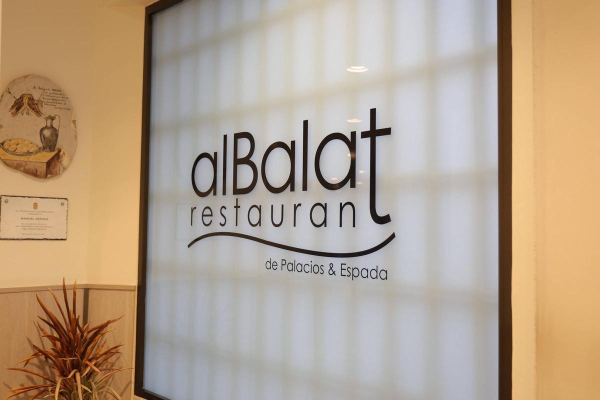 El cacereño Manuel Espada, copropietario del restaurante Albalat, se despide después de toda una vida entre fogones