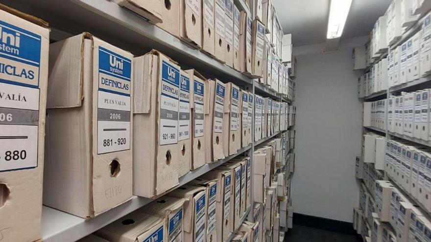 El Archivo municipal se deshace de 720 cajas de expedientes y multas