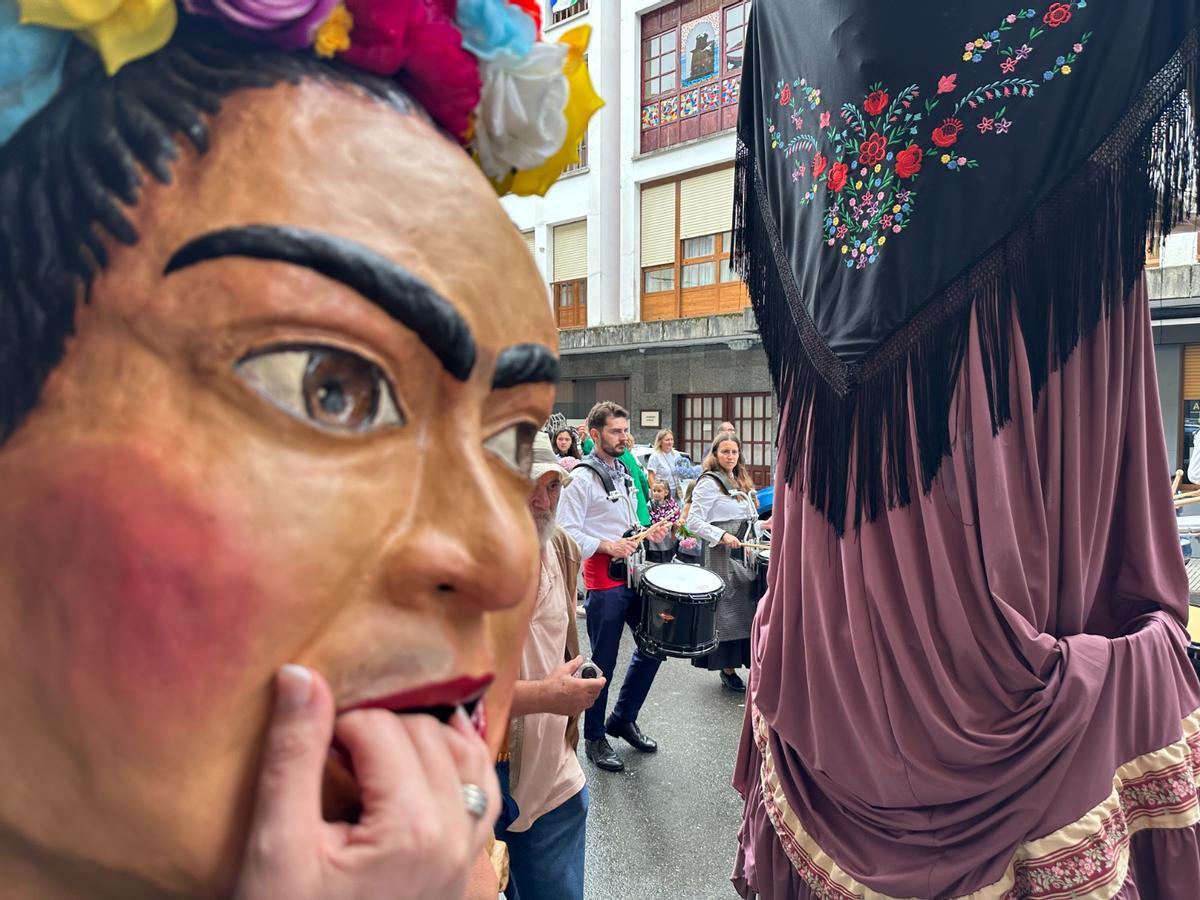El desfile más esperado en Cudillero: gaitas, bailes 'pixuatus' y gigantes y cabezudos de Murcia