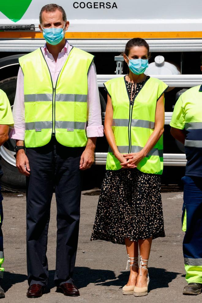 El rey Felipe VI y la reina Letizia visitan un centro de tratamiento de residuos en Asturias