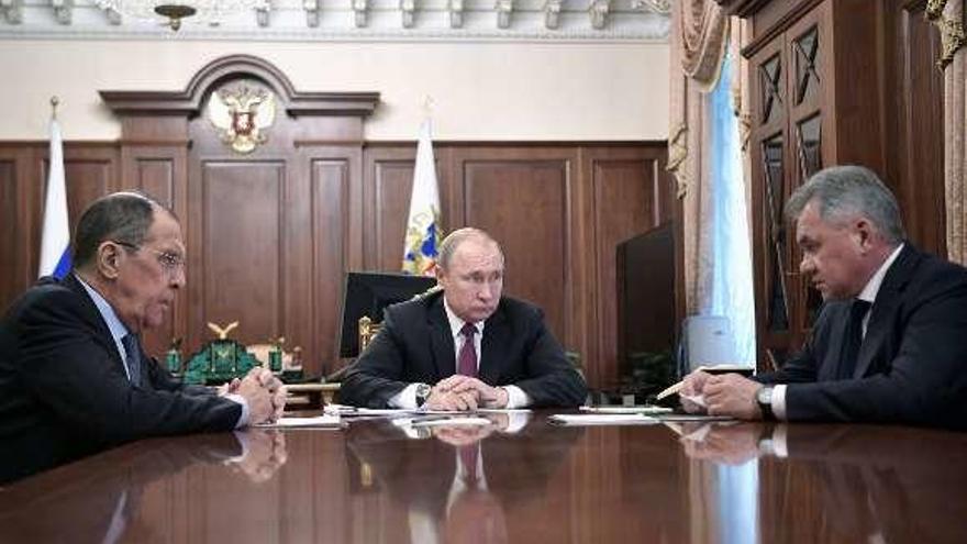 Putin, entre Lavrov (izq,.) y Shoigu. // Efe