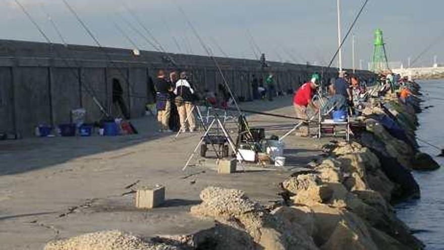 Pescadores aficionados, en los muelles del puerto.