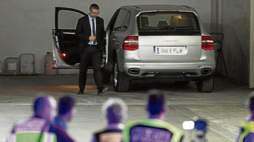 El abogado de Miguel López examina el coche donde fue tiroteada la víctima.