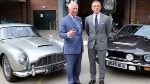 El príncipe Carlos se reúne con el 007 Daniel Craig.
