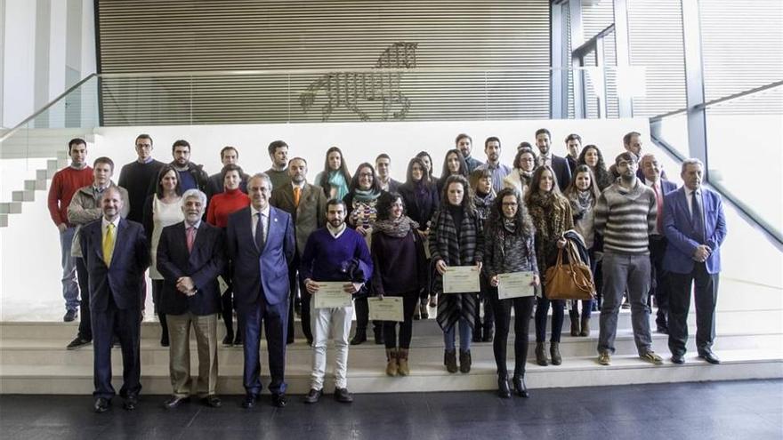 El programa de becas de Caja Badajoz beneficia a 46 titulados y 40 empresas