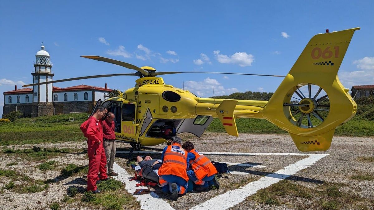 Momento del traslado en helicóptero del vecino de Ons herido.