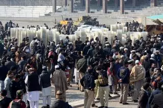 Matan a tiros a un agente de seguridad en un colegio electoral de Pakistán