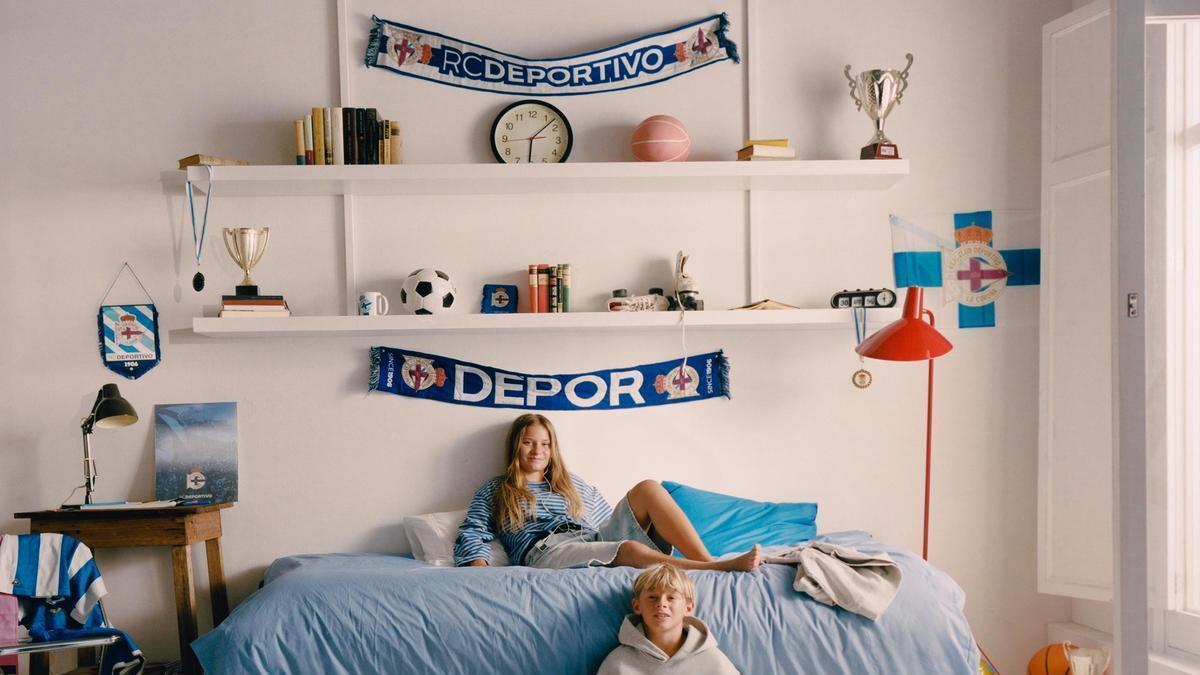 Imagen de la nueva colección del Deportivo por Zara