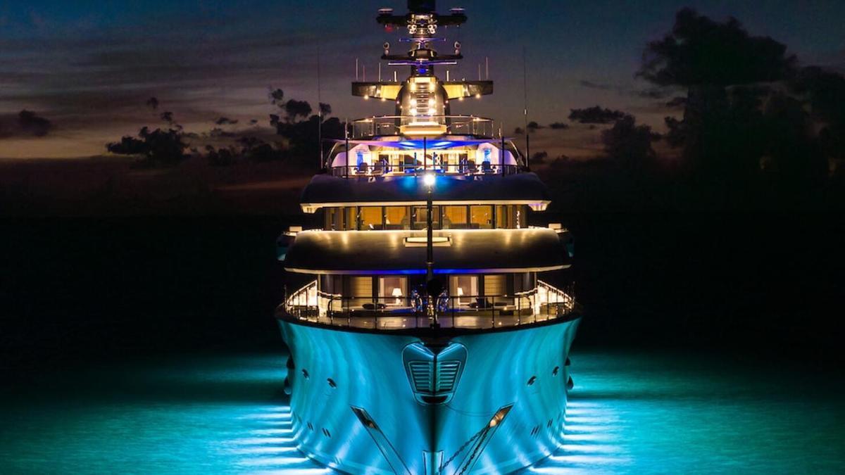 Vista frontal del superyate «Whisper»