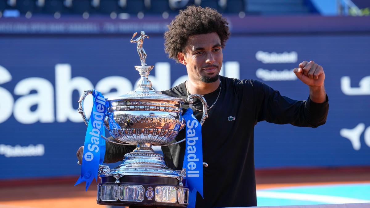 Fils con el trofeo de Barcelona