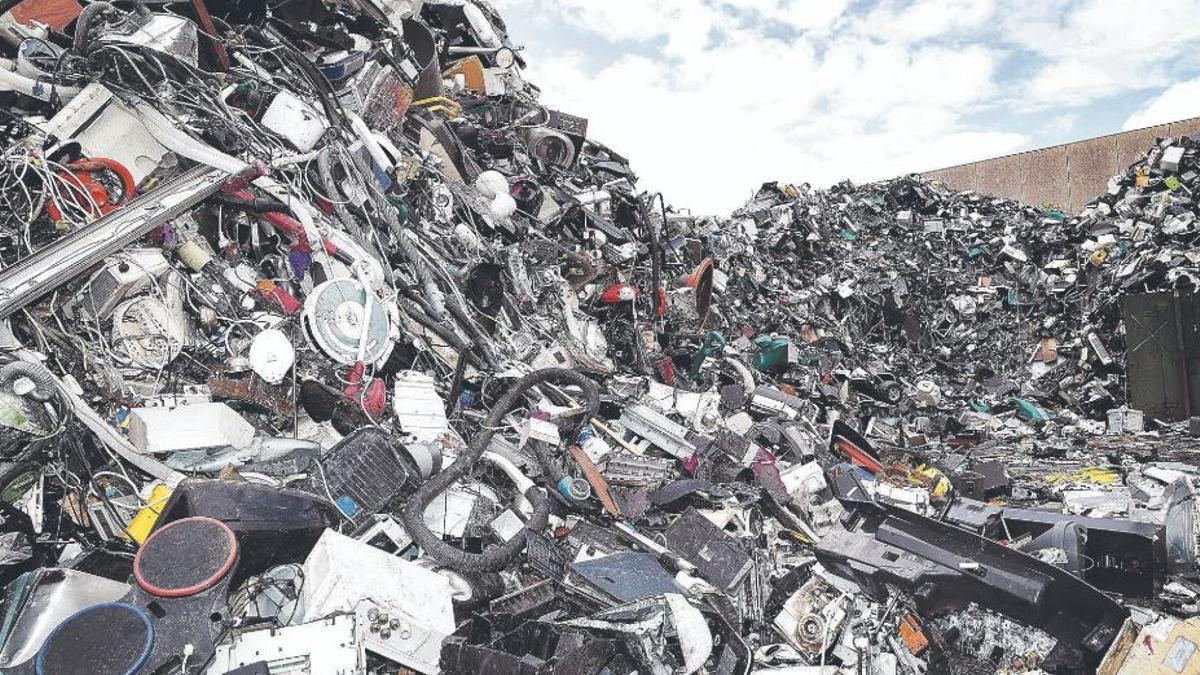 Montaña de residuos eléctricos.