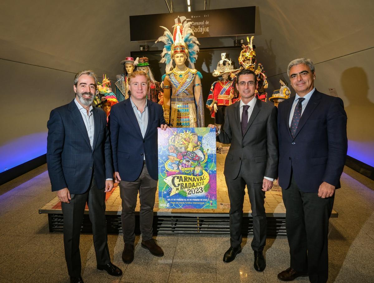 Ayuntamiento de Badajoz e Ibercaja, unidos. Francisco Javier Gutiérrez Jaramillo, concejal de Festejos; Ignacio Gragera, alcalde de Badajoz; Fernando Planelles, director territorial de Ibercaja y José Luis López, director de Negocio Digital, en el Museo del Carnaval de Badajoz.