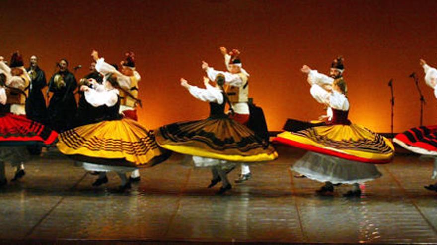 Espectáculo de baile tradicional del grupo Xacarandaina.