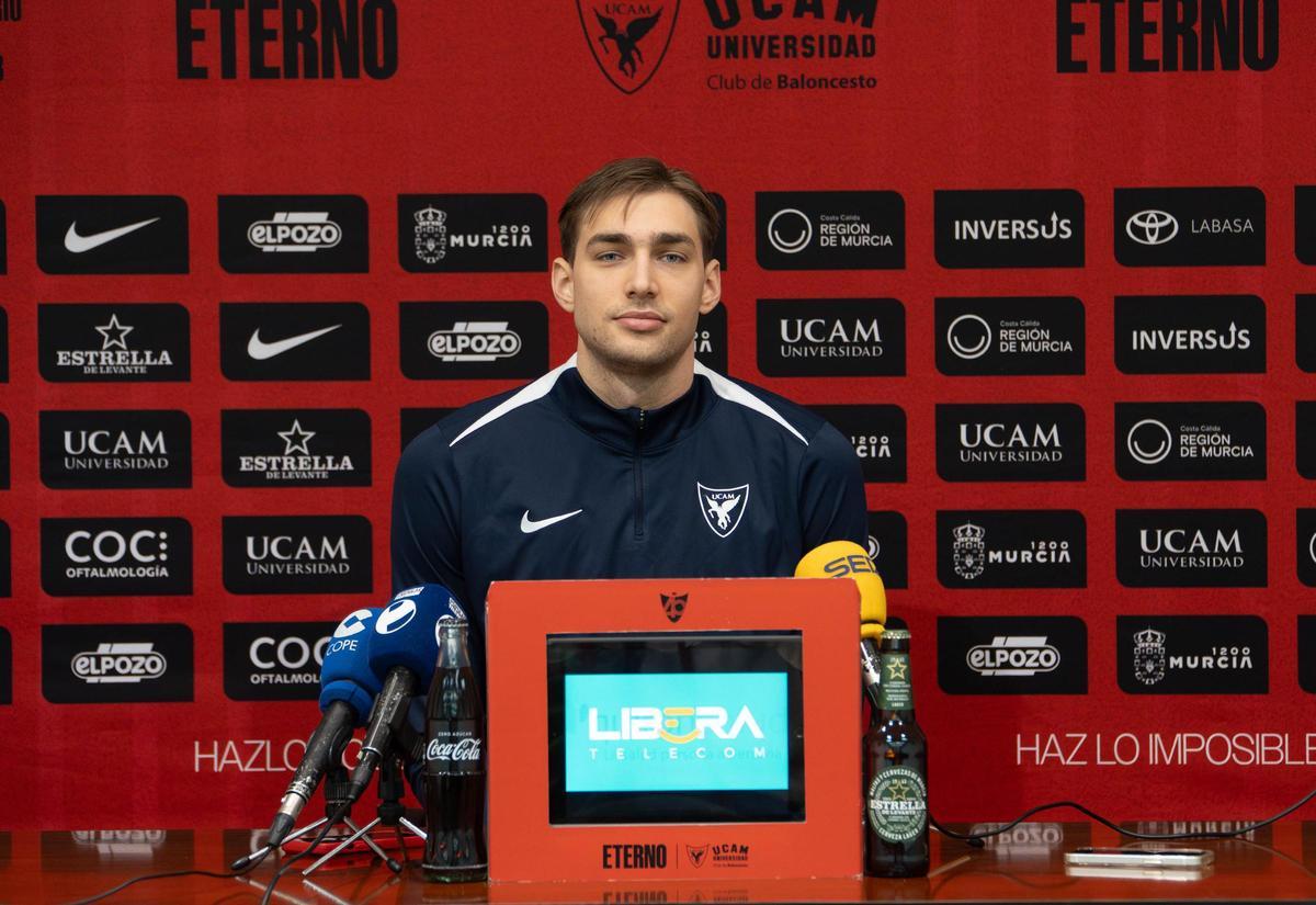 Will Falk, del UCAM Murcia, durante su acto de renovación.