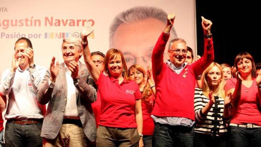 El alcaldable por el PSOE, Agustín Navarro, junto a la ministra de Sanidad, Leire Pajín, y otros miembros de la candidatura, anoche .