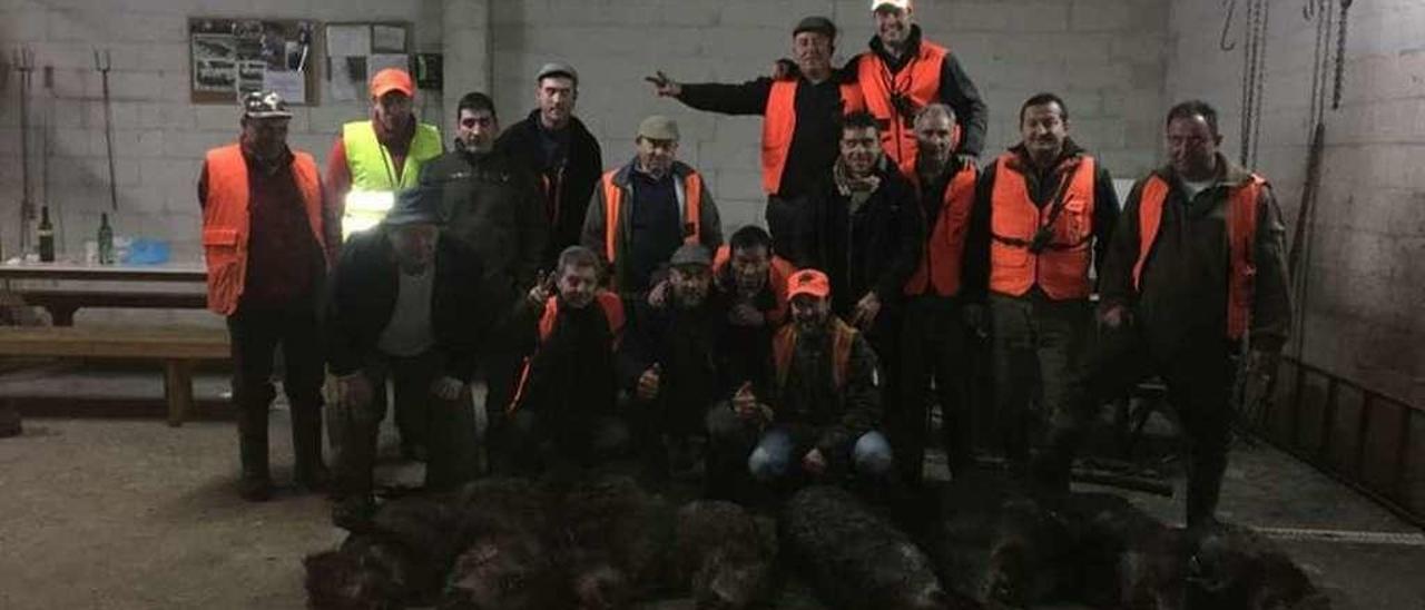 La cuadrilla jabalinera de Rodeiro, con ocho ejemplares abatidos el pasado 6 de enero.